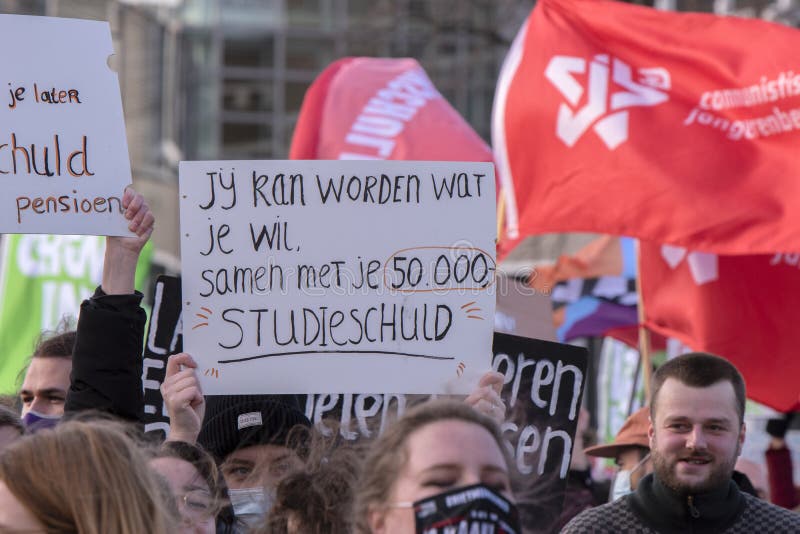 Plakatwand können Sie werden, was Sie wollen mit einer 5000 Studentenschuld an der niet mijn schuld Demonstration in Amsterdam der lizenzfreies stockbild