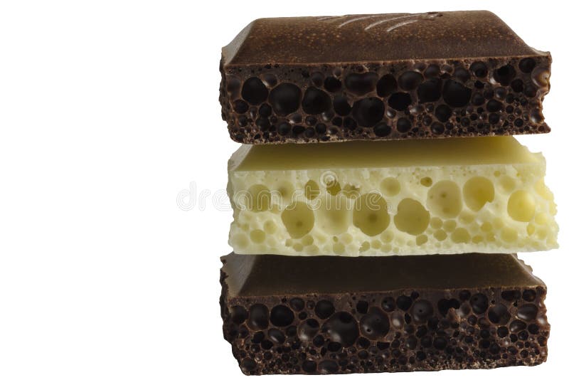 Plakjes witte en zwarte poreuze chocolade stock foto