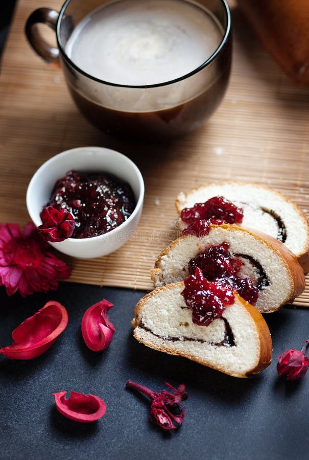 Plakken van boterdiepapaverbroodje, met kersenjam worden gediend stock afbeeldingen Plakken van boterdiepapaverbroodje, met kersenjam worden gediend stock afbeeldingen