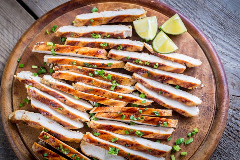 Plakken van geroosterde kip in kalksaus stock afbeelding Plakken van geroosterde kip in kalksaus stock afbeelding