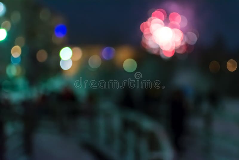 Plama widok fajerwerki i odświętność ludzie z jaskrawym round bokeh zdjęcie royalty free Plama widok fajerwerki i odświętność ludzie z jaskrawym round bokeh zdjęcie royalty free