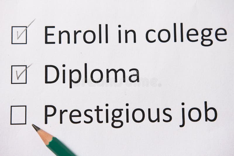 Plan av liv: gå till högskolan, få diplomet, fyndgodajobb Ord är skriftliga på vitbok med blyerts royaltyfri bild Plan av liv: gå till högskolan, få diplomet, fyndgodajobb Ord är skriftliga på vitbok med blyerts royaltyfri bild