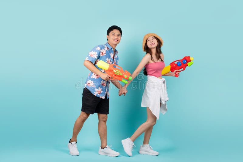 Plan complet de gens asiatiques utilisent des pistolets à eau pour jouer au festival songkran. concept studio photo libre de droits