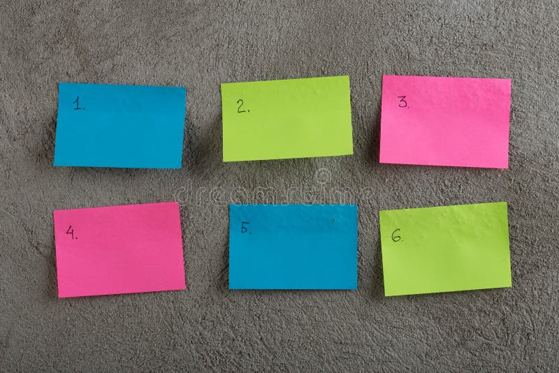 Plan de la semaine pendant les autocollants vides color?s sur le mur en b?ton images stock Plan de la semaine pendant les autocollants vides color?s sur le mur en b?ton images stock