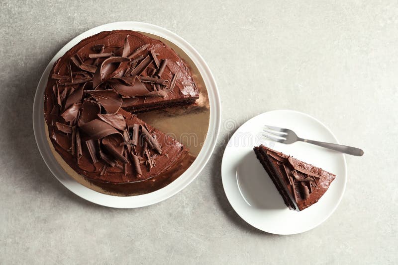 Plan lekmanna- sammansättning med den smakliga chokladkakan royaltyfri fotografi Plan lekmanna- sammansättning med den smakliga chokladkakan royaltyfri fotografi