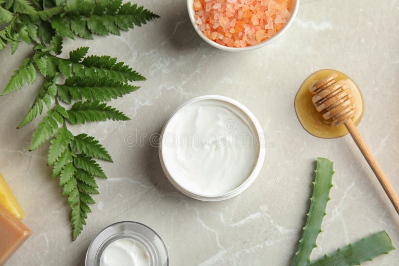 Plan lekmanna- sammansättning med olika kroppomsorgprodukter royaltyfri foto Plan lekmanna- sammansättning med olika kroppomsorgprodukter royaltyfri foto