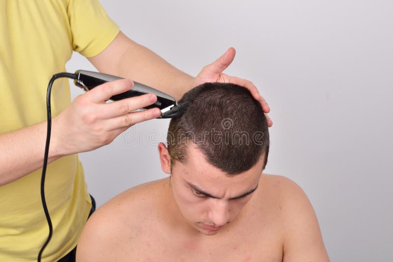 Garçon Ayant La Coupe De Cheveux Avec Le Peigne Et Les Ciseaux Chez Barber  Shop Image stock - Image du enfant, propriétaire: 123149349
