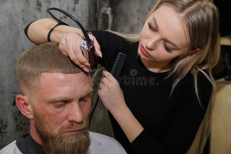 Plan rapproch? d'homme de machine de coupes de coiffeur dans un raseur-coiffeur images stock Plan rapproch? d'homme de machine de coupes de coiffeur dans un raseur-coiffeur images stock