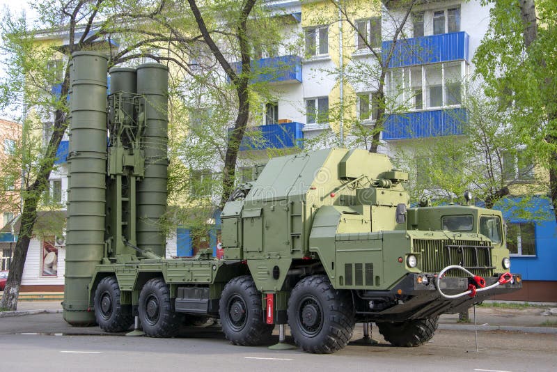Plan rapproch? militaire russe d'?quipement Dans la ville Temps paisible Arme ? feu antia?rienne S-300 images libres de droits Plan rapproch? militaire russe d'?quipement Dans la ville Temps paisible Arme ? feu antia?rienne S-300 images libres de droits