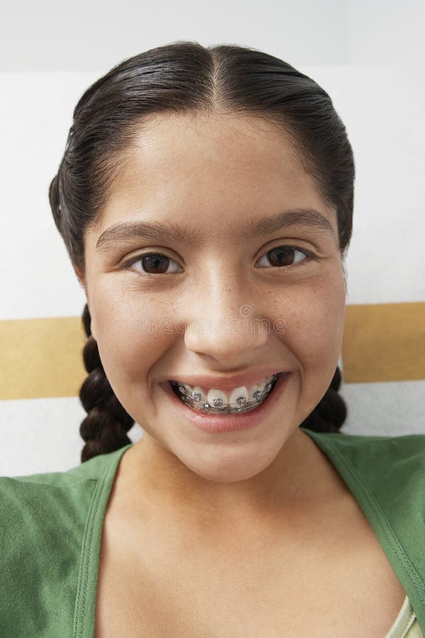 Plan rapproché d'adolescente avec des accolades image stock Plan rapproché d'adolescente avec des accolades image stock