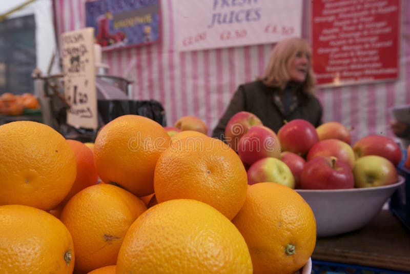 Plan rapproché d'orange fraîche avec la pile de pomme sur le marché image libre de droits