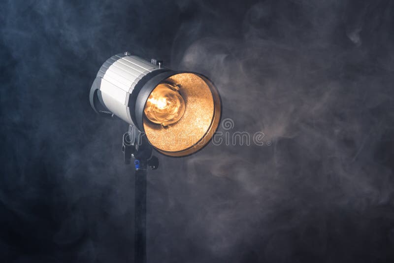 Plan rapproché d'un appareil d'éclairage professionnel sur un ensemble ou un photogra photos stock Plan rapproché d'un appareil d'éclairage professionnel sur un ensemble ou un photogra photos stock