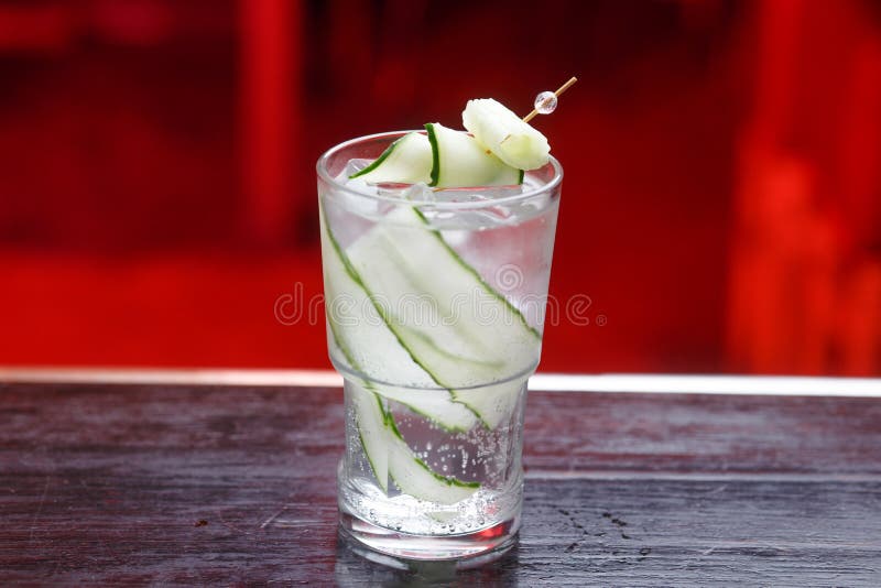 Plan rapproché d'un concombre régénérateur Gin Spritz Cocktail, se tenant sur le compteur de barre, d'isolement sur un fond de lu photo stock Plan rapproché d'un concombre régénérateur Gin Spritz Cocktail, se tenant sur le compteur de barre, d'isolement sur un fond de lu photo stock