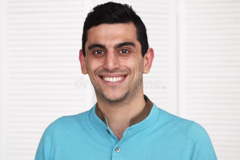Plan rapproché d'un sourire arabe heureux d'homme photographie stock libre de droits Plan rapproché d'un sourire arabe heureux d'homme photographie stock libre de droits