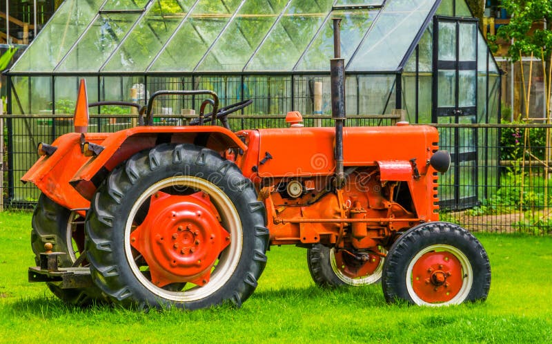 Plan rapproché d'un tracteur rouge à la grange, au transport agricole et à l'équipement, machines agricoles photos stock Plan rapproché d'un tracteur rouge à la grange, au transport agricole et à l'équipement, machines agricoles photos stock