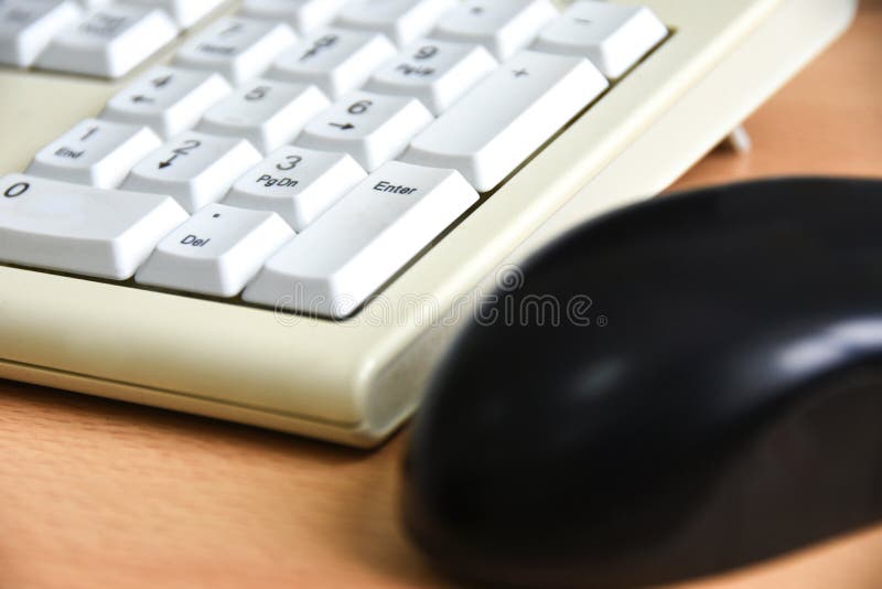 Plan rapproché d'un vieux clavier avec une souris de câble photos stock Plan rapproché d'un vieux clavier avec une souris de câble photos stock