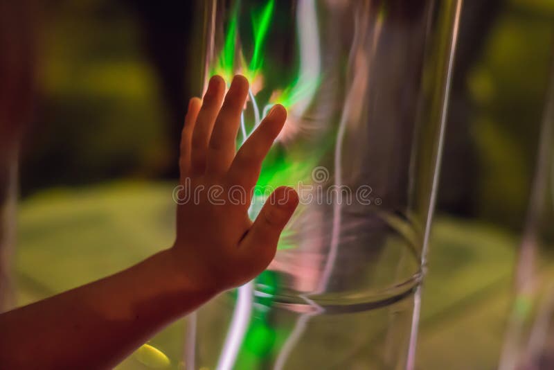 Plan rapproché d'une sphère de plasma d'énergie électrique Boule électrostatique rougeoyante Copyspace Démonstration de puissance photos libres de droits Plan rapproché d'une sphère de plasma d'énergie électrique Boule électrostatique rougeoyante Copyspace Démonstration de puissance photos libres de droits