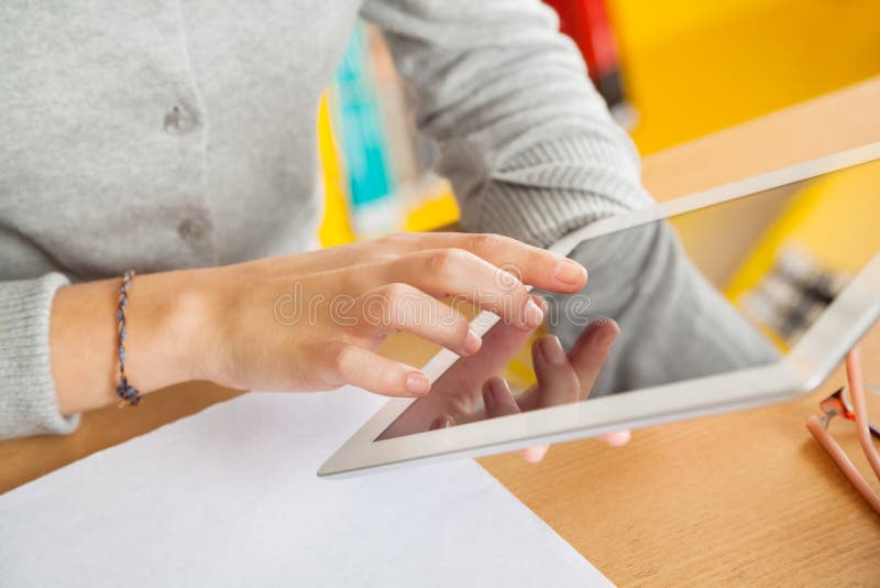 Plan rapproché d'étudiant Using Digital Tablet dans la bibliothèque images stock Plan rapproché d'étudiant Using Digital Tablet dans la bibliothèque images stock