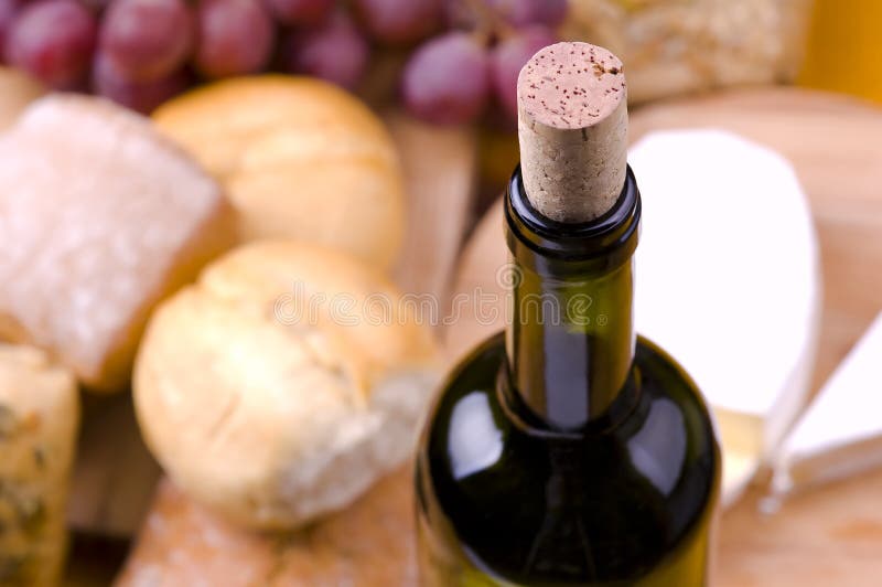 Plan rapproché de bouteille de vin avec la nourriture traditionnelle photo stock Plan rapproché de bouteille de vin avec la nourriture traditionnelle photo stock