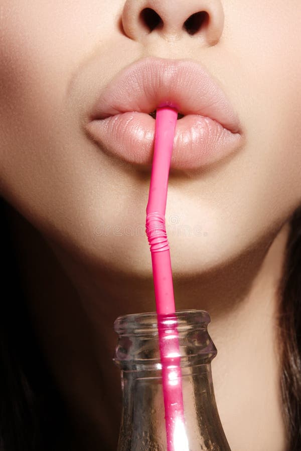 Plan rapproché de charme des lèvres du ` s de femme buvant avec la paille rose Renivellement normal Regard d'été de mode avec la photo stock Plan rapproché de charme des lèvres du ` s de femme buvant avec la paille rose Renivellement normal Regard d'été de mode avec la photo stock