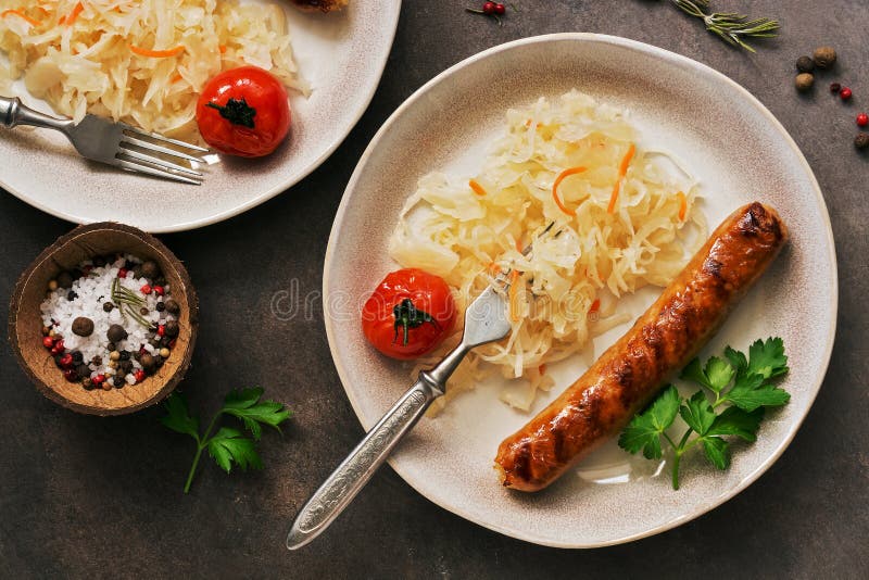 Plan rapproch? de choucroute avec la saucisse frite sur un fond rustique fonc? Vue a?rienne, configuration plate photo stock Plan rapproch? de choucroute avec la saucisse frite sur un fond rustique fonc? Vue a?rienne, configuration plate photo stock
