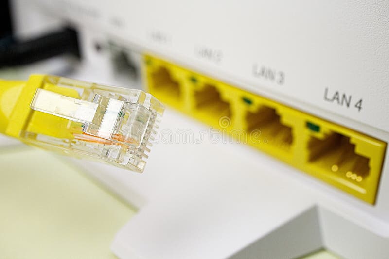 Plan rapproché de connecteur d'Ethernet sur le fond d'un routeur à la maison pour l'accès Internet avec image stock Plan rapproché de connecteur d'Ethernet sur le fond d'un routeur à la maison pour l'accès Internet avec image stock