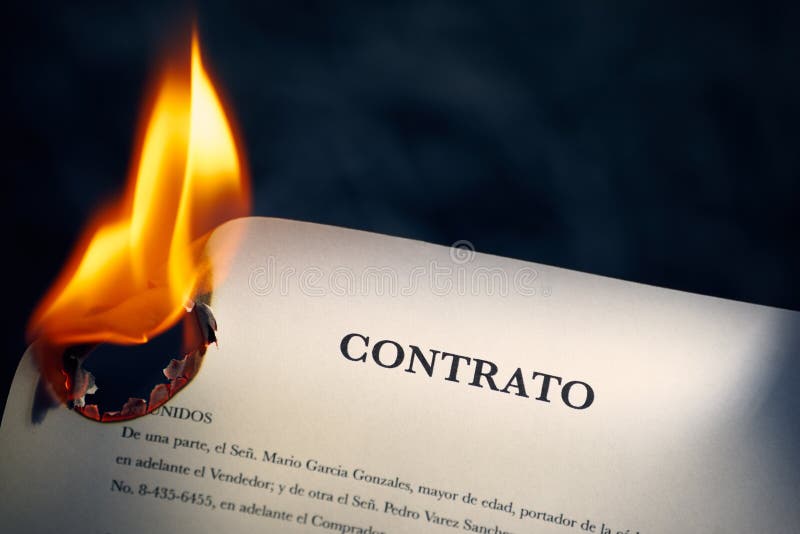 Plan rapproché de contrat dans le Burning espagnol sur le feu photographie stock Plan rapproché de contrat dans le Burning espagnol sur le feu photographie stock