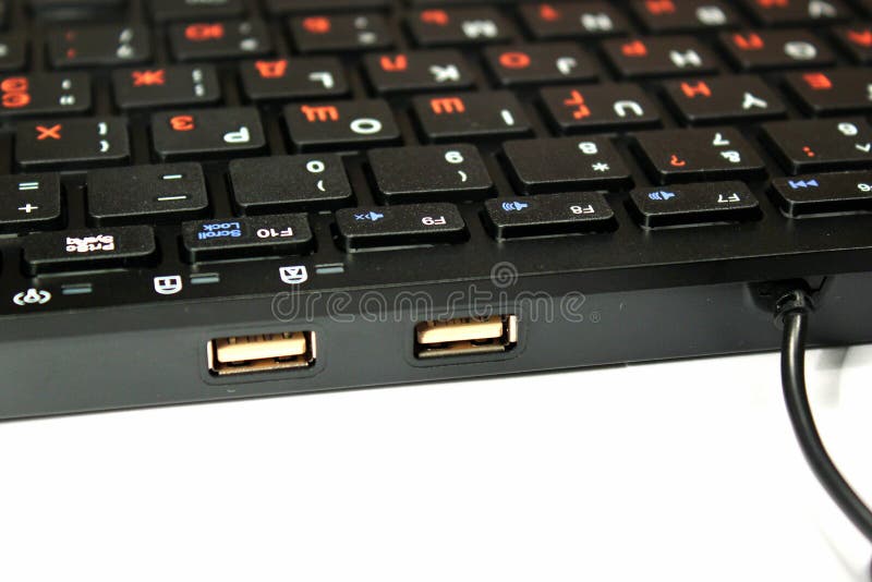 Plan rapproché de deux ports USB sur le clavier d'ordinateur avec la disposition russe photographie stock libre de droits Plan rapproché de deux ports USB sur le clavier d'ordinateur avec la disposition russe photographie stock libre de droits