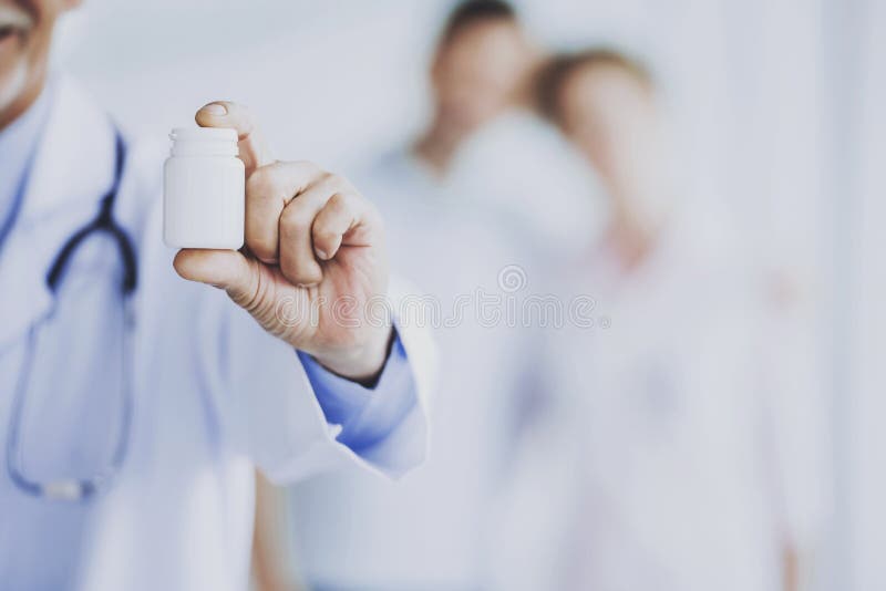 Plan rapproché de docteur Hand avec montrer le pot avec la drogue image libre de droits Plan rapproché de docteur Hand avec montrer le pot avec la drogue image libre de droits