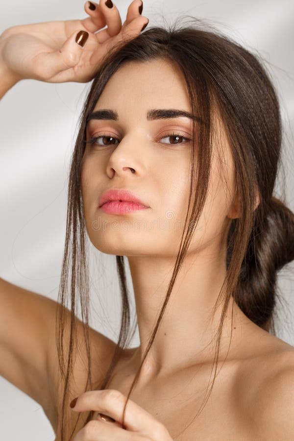 Plan rapproché de femme nue après des procédures de station thermale, regardant directement photos libres de droits Plan rapproché de femme nue après des procédures de station thermale, regardant directement photos libres de droits