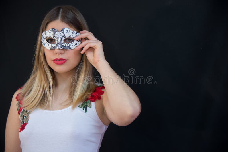 Plan rapproché de fille blonde avec de longs cheveux, avec les lèvres rouges, avec le blanc photographie stock libre de droits Plan rapproché de fille blonde avec de longs cheveux, avec les lèvres rouges, avec le blanc photographie stock libre de droits
