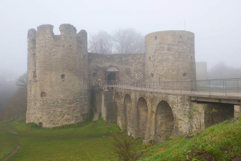 Plan rapproché de forteresse de Koporye, brouillard d'automne de matin Région de Léningrad, Russie photographie stock Plan rapproché de forteresse de Koporye, brouillard d'automne de matin Région de Léningrad, Russie photographie stock