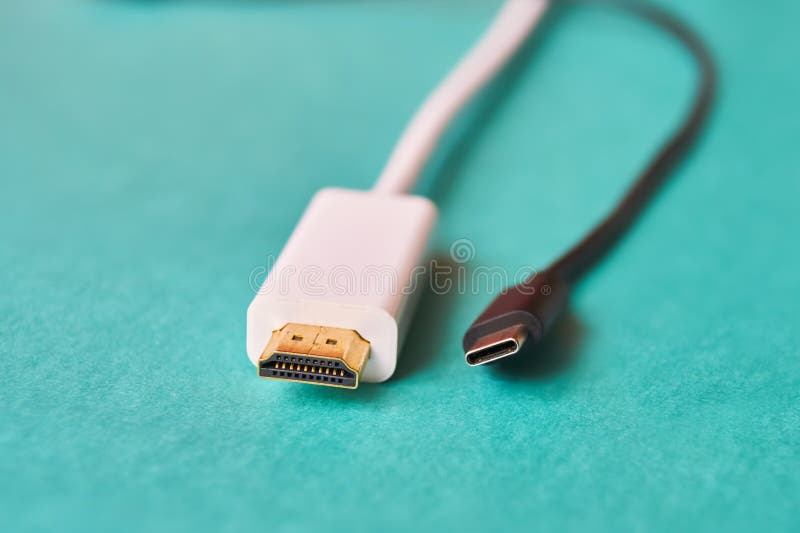 Plan rapproché de HDMI et de type câble de C photo stock Plan rapproché de HDMI et de type câble de C photo stock