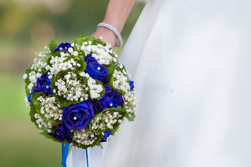 Jeune mariée tenant le bouquet de fleur. image libre de droits Jeune mariée tenant le bouquet de fleur. image libre de droits