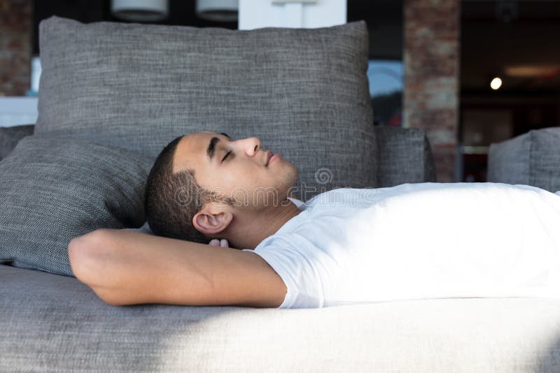 Plan rapproché de l'homme dormant sur le sofa photographie stock libre de droits Plan rapproché de l'homme dormant sur le sofa photographie stock libre de droits