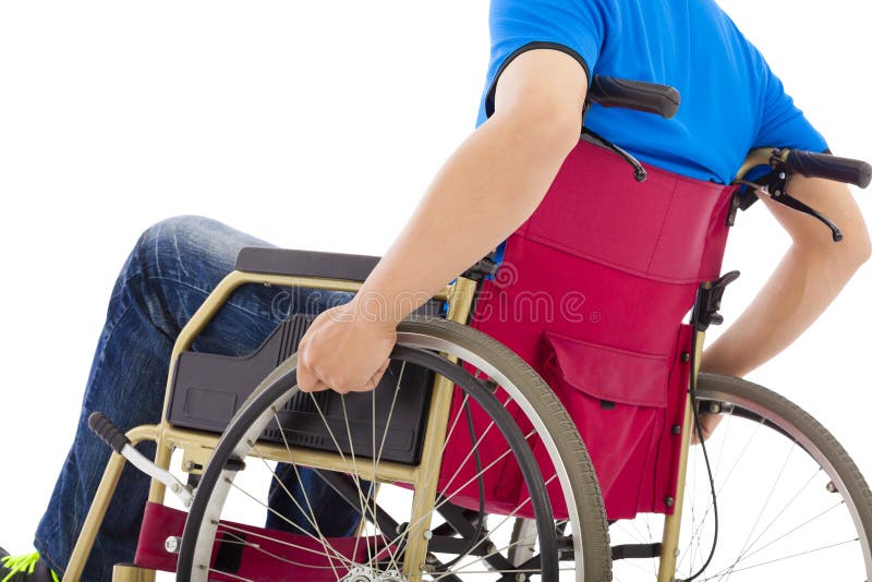 Plan rapproché de l'homme handicapé s'asseyant sur un fauteuil roulant