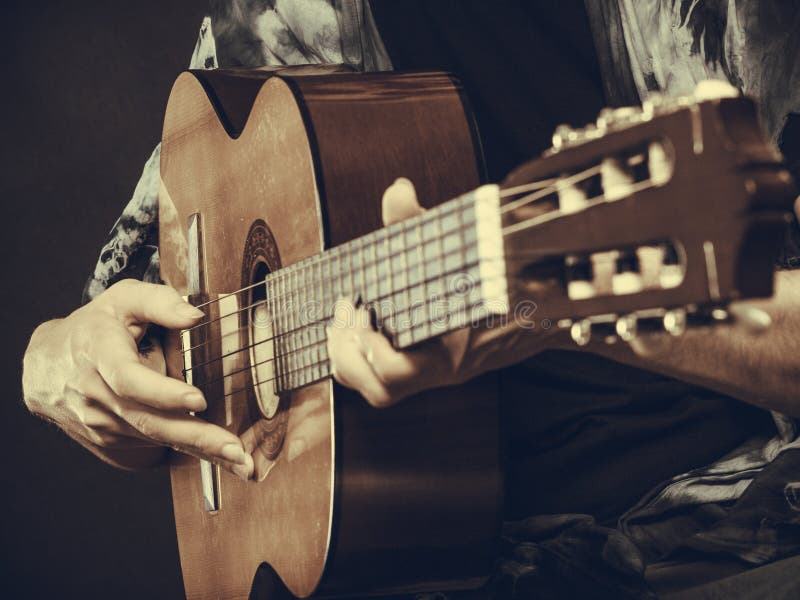 Plan rapproché de l'homme jouant la guitare acoustique photos stock Plan rapproché de l'homme jouant la guitare acoustique photos stock