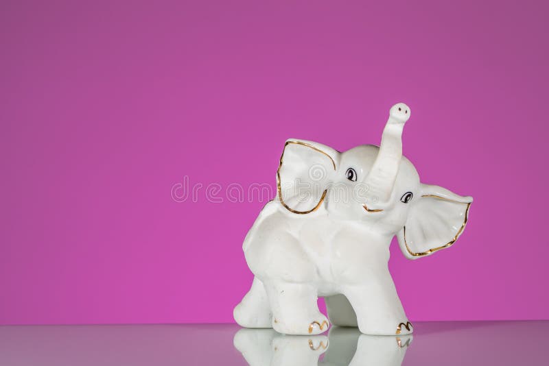 Plan rapproché de l'objet superflu fait de porcelaine photographie stock libre de droits Plan rapproché de l'objet superflu fait de porcelaine photographie stock libre de droits