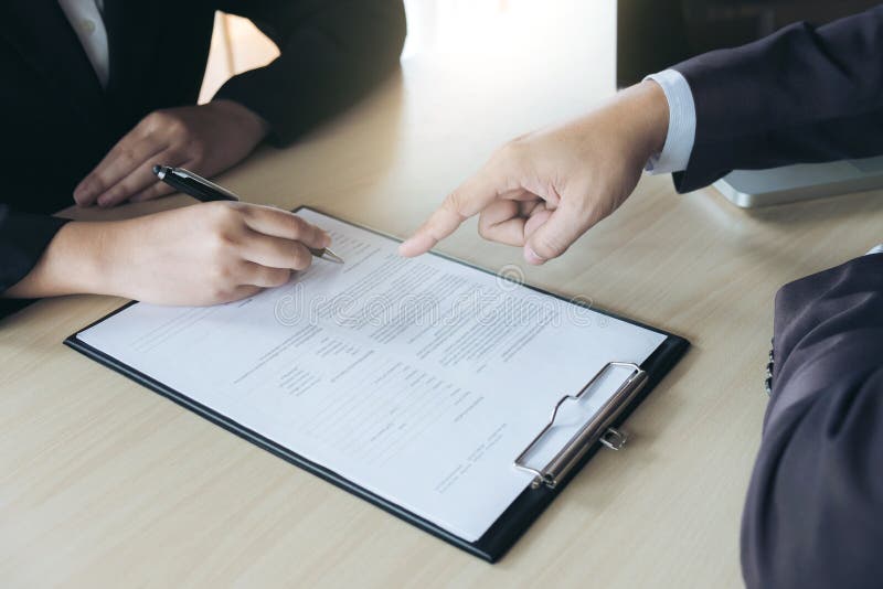 Plan rapproché de l'écriture de demandeur de femme sous la forme de résumé, comple de personne images stock Plan rapproché de l'écriture de demandeur de femme sous la forme de résumé, comple de personne images stock