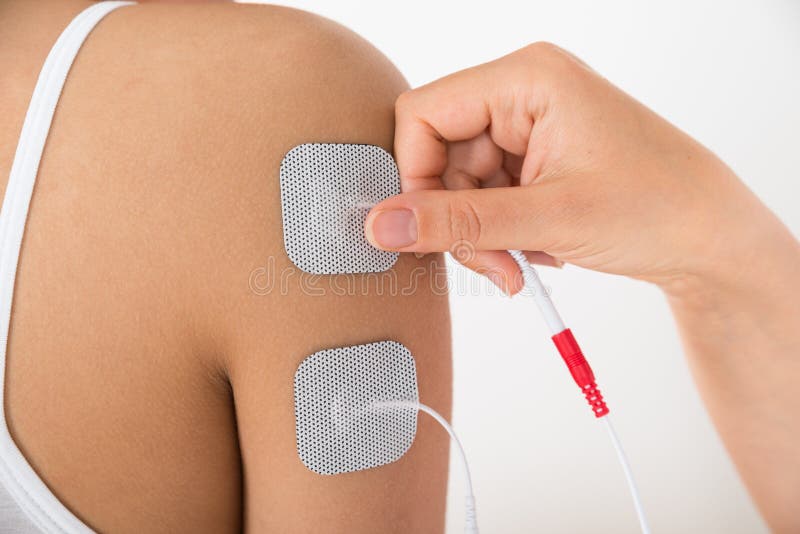 Plan rapproché de la main d'une femme avec des électrodes images stock Plan rapproché de la main d'une femme avec des électrodes images stock