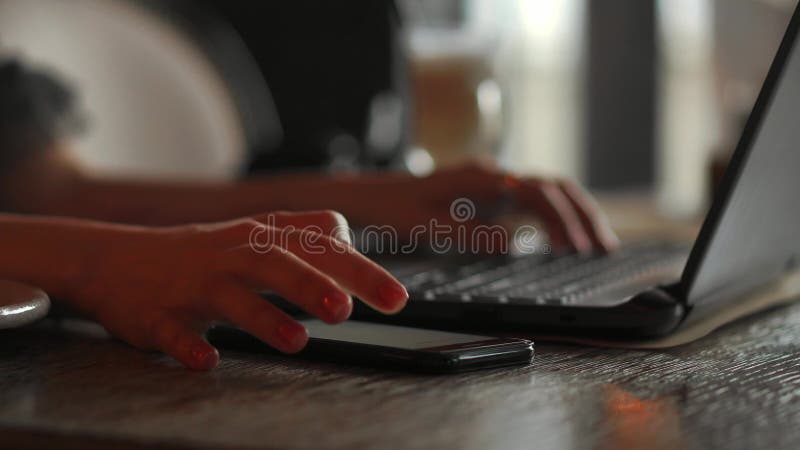 Plan rapproché de la main de femme d'affaires dactylographiant sur le clavier d'ordinateur portable Le plan rapproché d'une femel