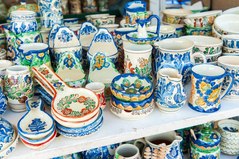 Plan rapproché de la poterie faite main colorée par Roumain traditionnel images stock Plan rapproché de la poterie faite main colorée par Roumain traditionnel images stock
