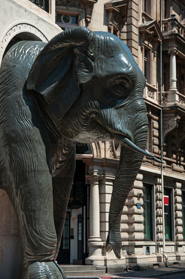 Plan rapproché de la sculpture en éléphant d'une fontaine, un symbole de ChambÃ©ry