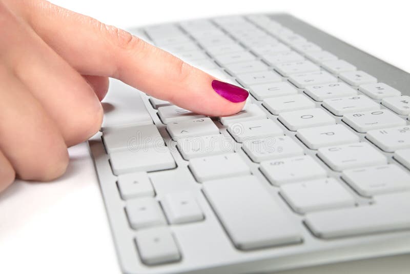 Plan rapproché de main femelle touchant un clavier blanc. image stock Plan rapproché de main femelle touchant un clavier blanc. image stock