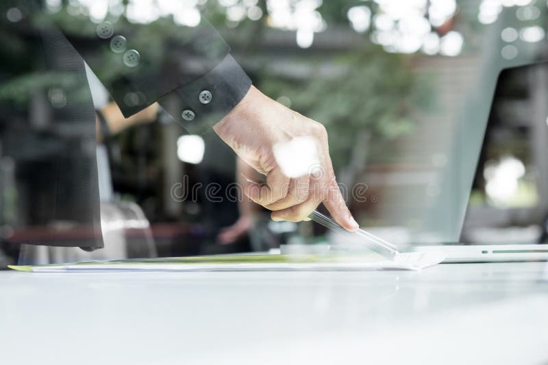 Plan rapproché de main humaine avec le stylo se dirigeant au papier tandis qu'explaini photo stock Plan rapproché de main humaine avec le stylo se dirigeant au papier tandis qu'explaini photo stock