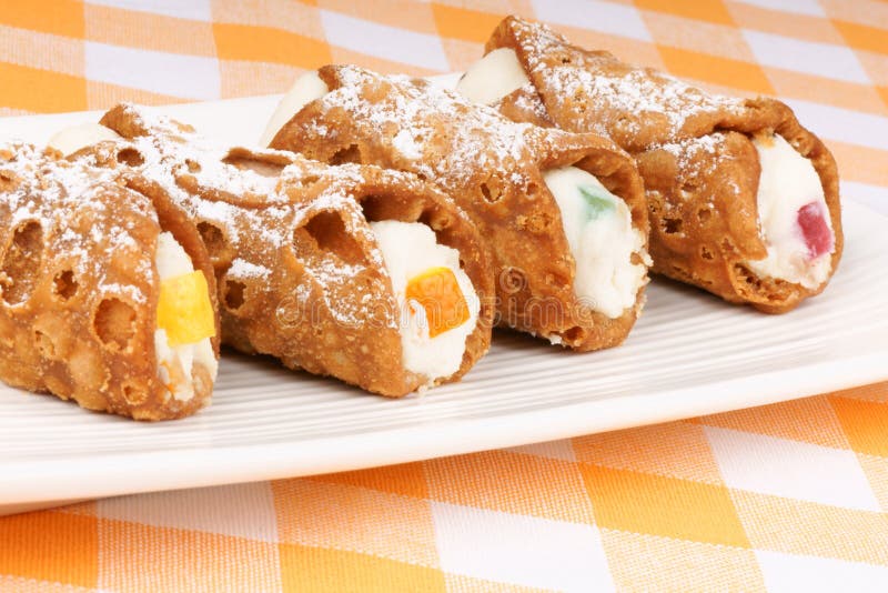 Plan rapproché de mini cannoli sicilien original photos libres de droits Plan rapproché de mini cannoli sicilien original photos libres de droits