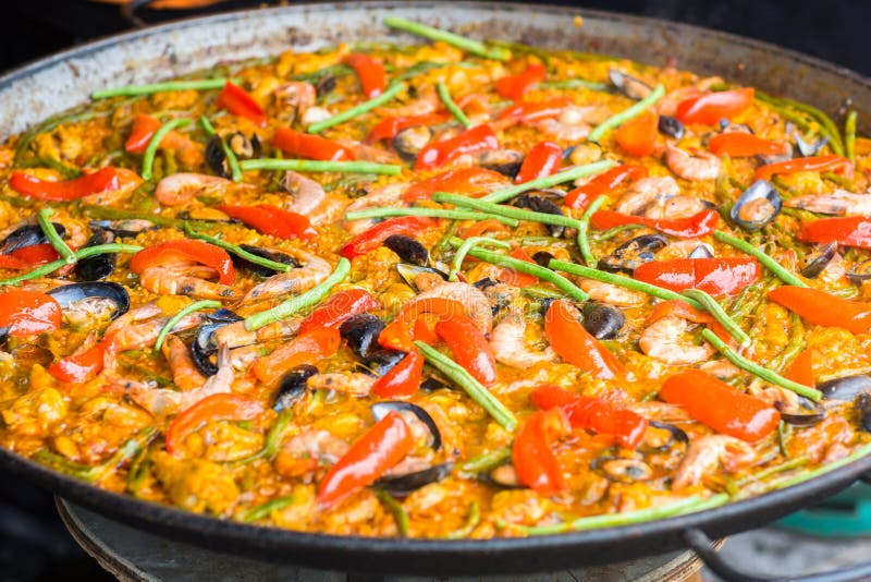 Plan rapproché de Paella de fruits de mer dans une grande poêle image libre de droits Plan rapproché de Paella de fruits de mer dans une grande poêle image libre de droits