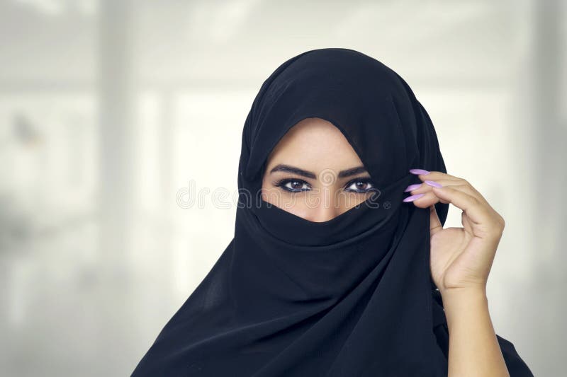 Plan rapproché de port de burqa de belle fille musulmane