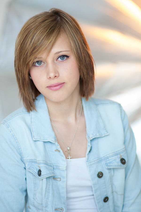 Plan rapproché de portrait d'adolescent images stock