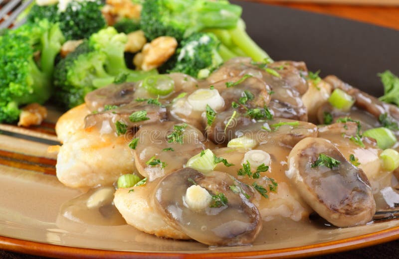 Plan Rapproché De Sauce Au Jus De Poulet Et De Champignon De Couche